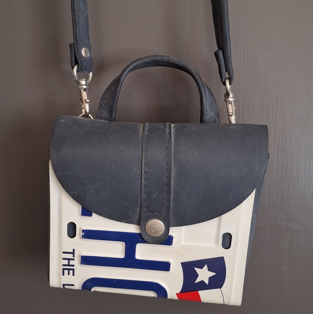 Silver and Blue Texas license plate purse.